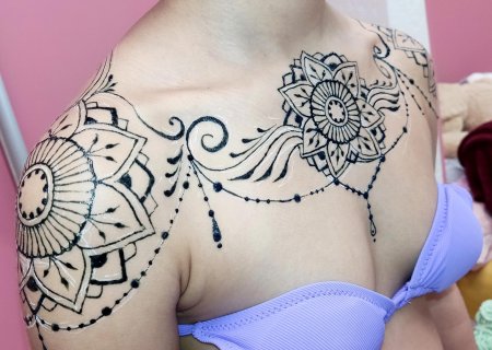 Мехенди на груди