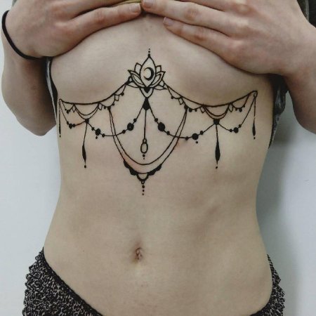 Тату под грудь