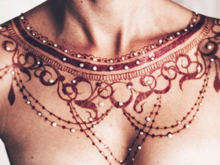 Тату хной на шее