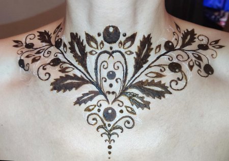 Мехенди на шее