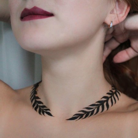 Мехенди на шее