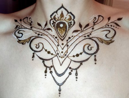 Мехенди на груди