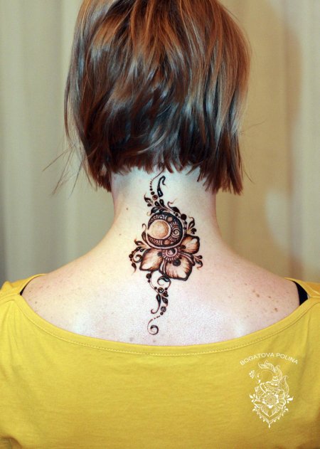 Мехенди на шее