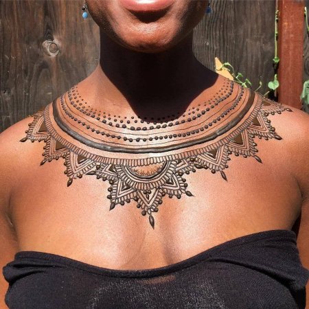 Мехенди на груди