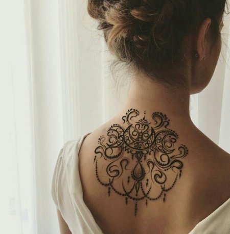Тату хной на спине
