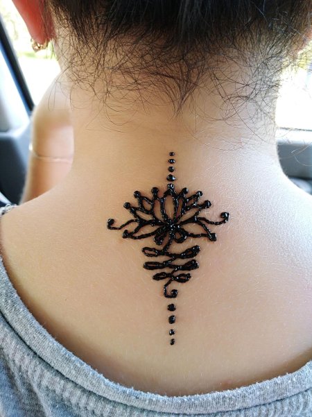 Мехенди на шее