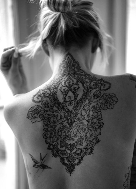 Женская тату на спине