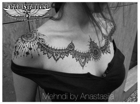 Мехенди на груди