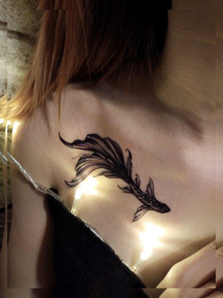 Тату рыбы на ключице