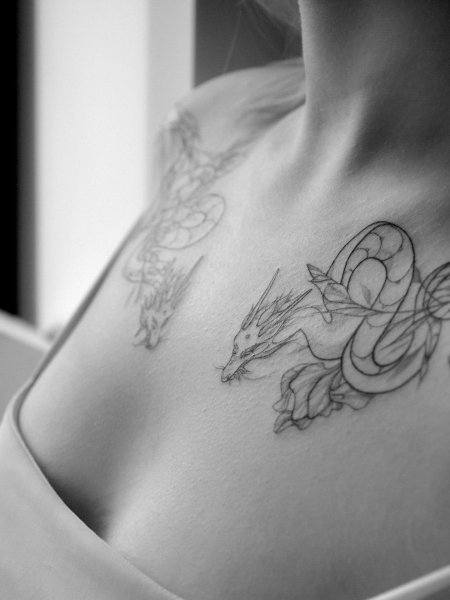 Тату дракона на ключице