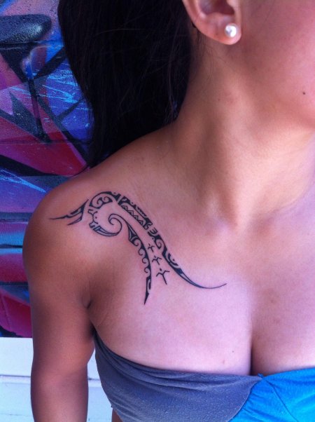 Татуировка на плече для девушек