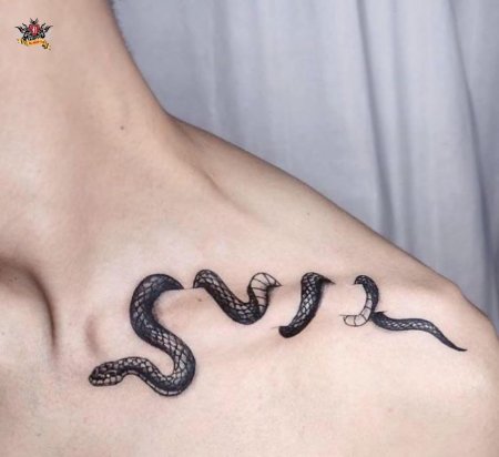 Тату змея на ключице
