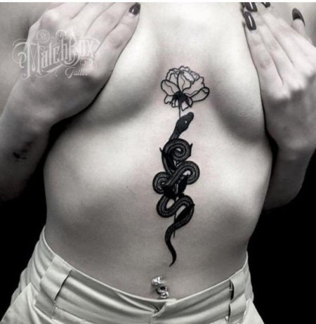 Тату змеи на груди у девушки