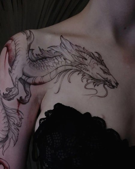 Тату дракона на ключице