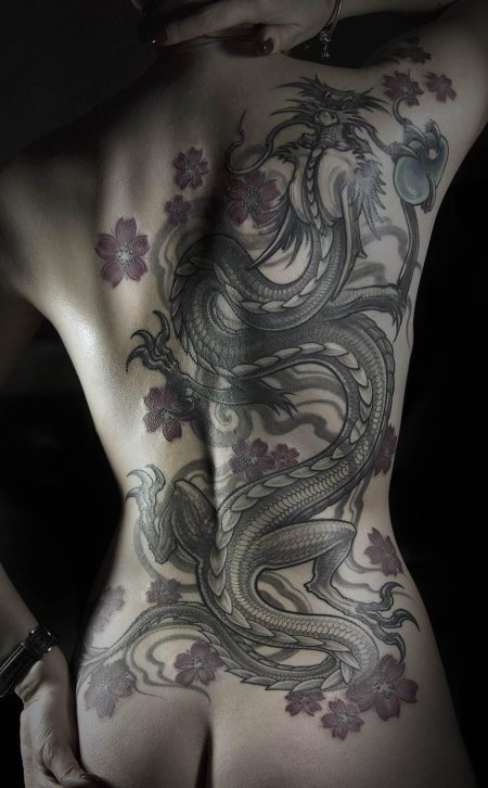Тату дракона на спине