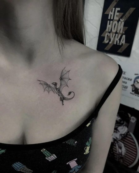 Тату дракона на ключице для девушек