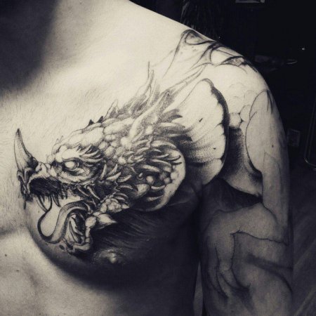 Тату дракона на груди мужские