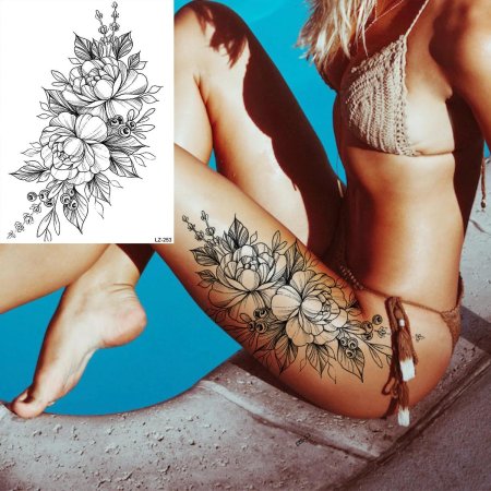 На бедре тату