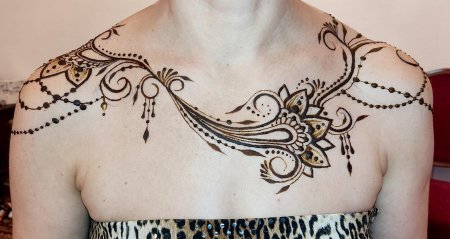 Мехенди на груди
