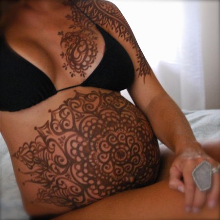 Мехенди на животе