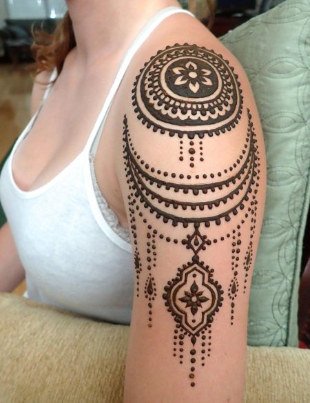 Мехенди на плече