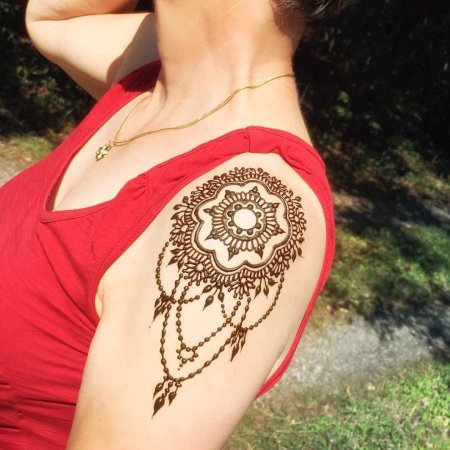 Тату мехенди на плече