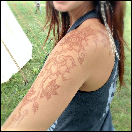 Мехенди на плече