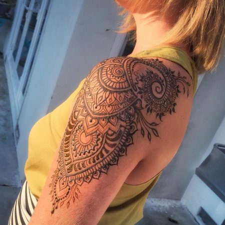 Тату мехенди на плече