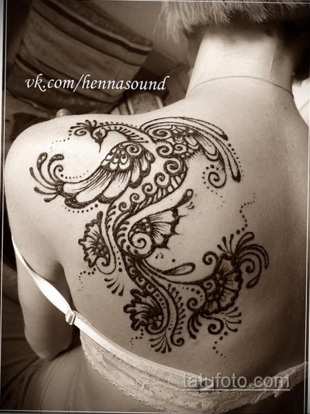 Мехенди на лопатке