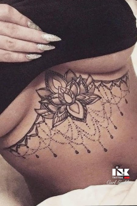 Под грудью тату