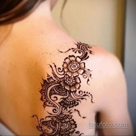 Мехенди на лопатке женские