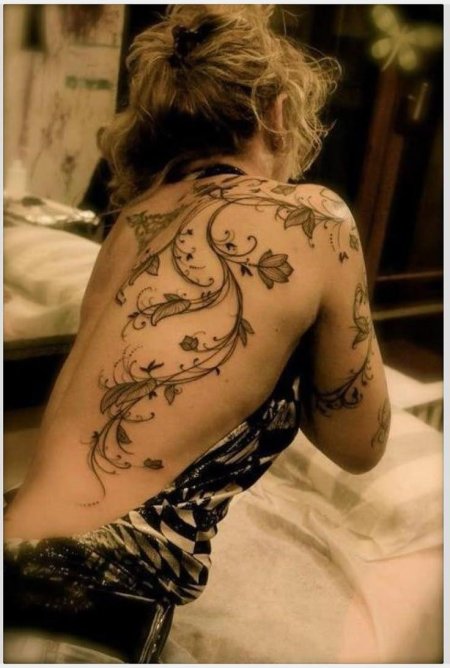 Женская тату на спине
