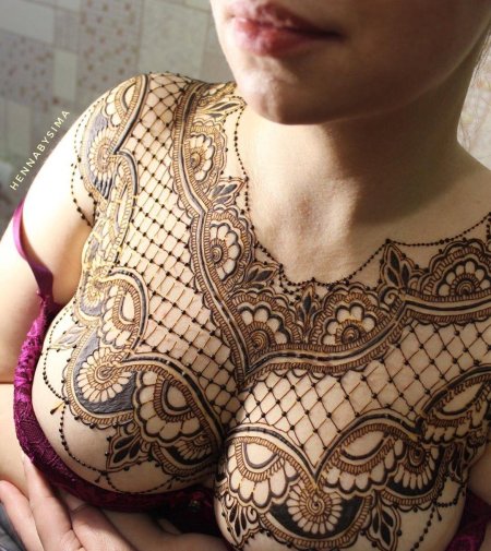 Мехенди под грудью