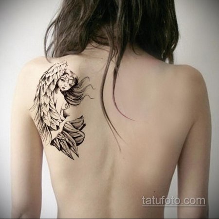 Тату крыло на спине