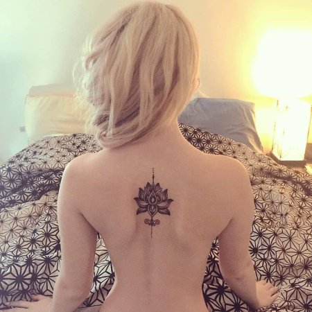 Татуировка на спине для девушек