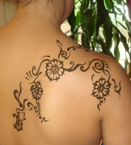 Узоры хной на плечу