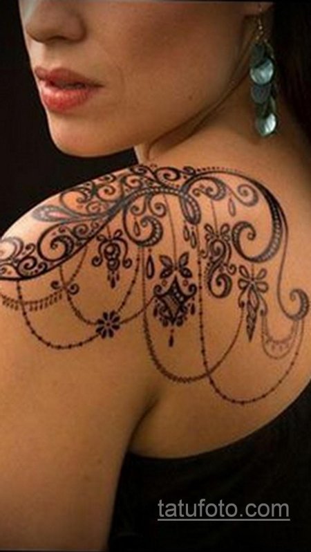 Женская тату на плече