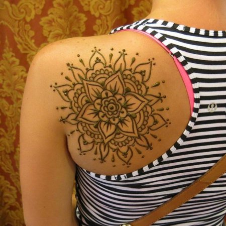 Рисунки хной на спине