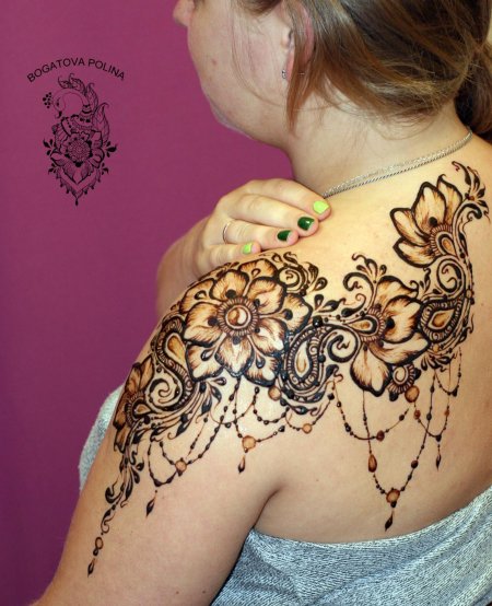 Мехенди на плече