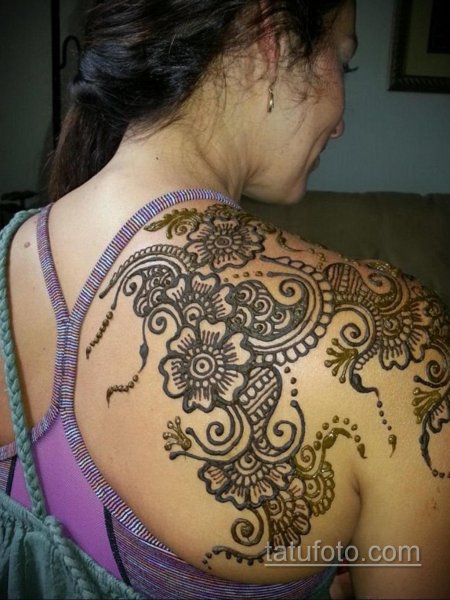 Мехенди на плече