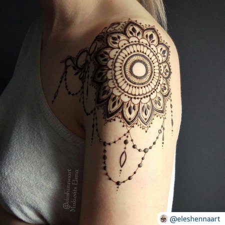 Мехенди на плече