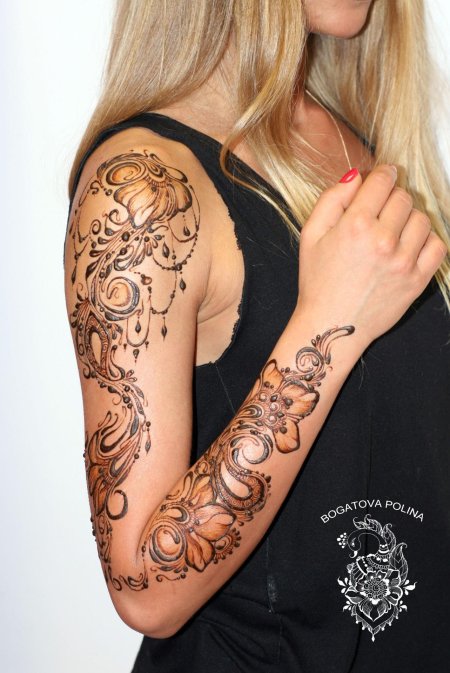 Мехенди на плече женские