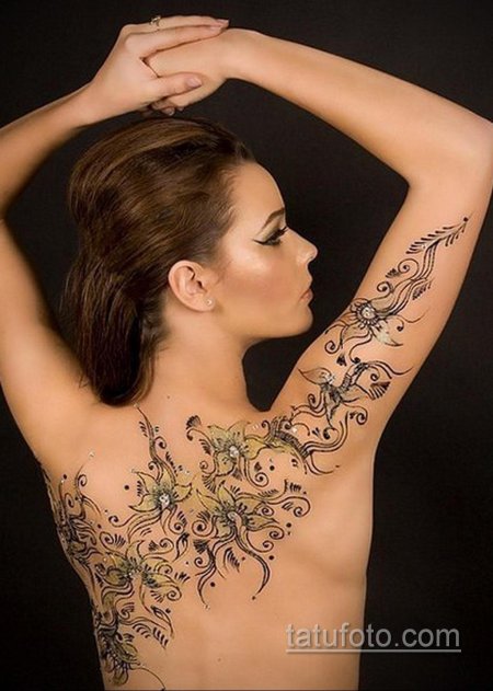 Женская тату на спине