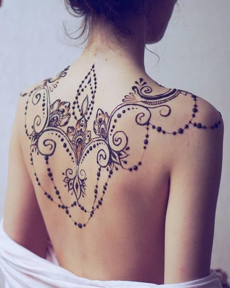Мехенди на спине