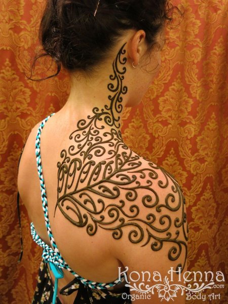 Тату хной на плече