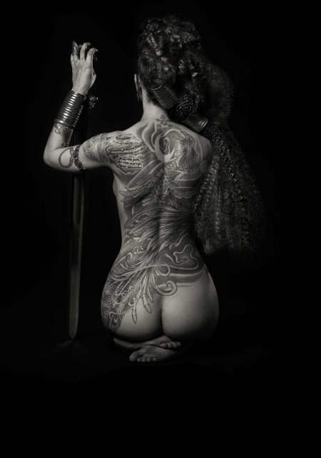 Женщина с татуировками