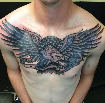 Tattoo орел на груди