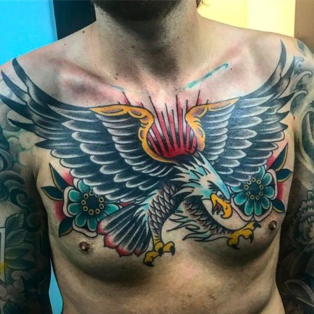 Орел олдскул тату на груди