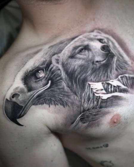 Тату медведь на груди