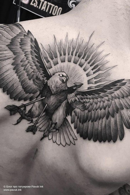 Татуировка орел на спине